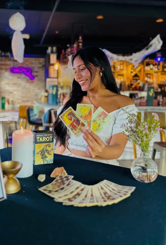 Cami - Intuitive tarot reader and energy guide